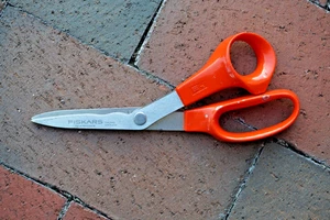 Vintage Fiskars F 75 Normark Stainless Wavy Blade Shears Scissors Red Handle - Picture 1 of 4