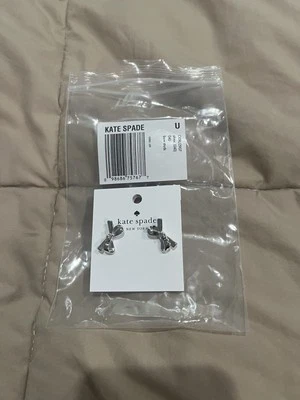 NUEVO Aretes Kate Spade New York ajustados mini con lazo de plata Foto 1 de 3