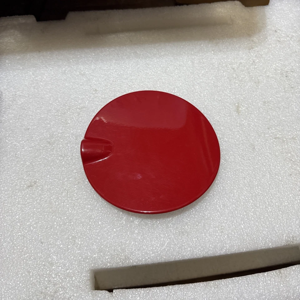 Chevy Sonic 2012-2024 puerta de combustible puerta de gas tapa de gas cubierta roja OEM 95483706 Foto 1 de 4