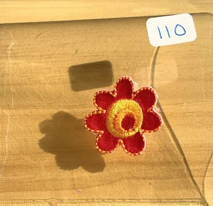 BB110 - 1 x Embroidered Sun Motif Red & Yellow 25mm Very Cheerful - Picture 1 of 1