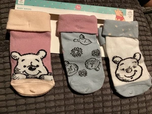 BNWT New  Disney Baby 3 Pack of Baby Socks - Winnie the Pooh - 3-12 Mth EU 15-18 - Picture 1 of 4
