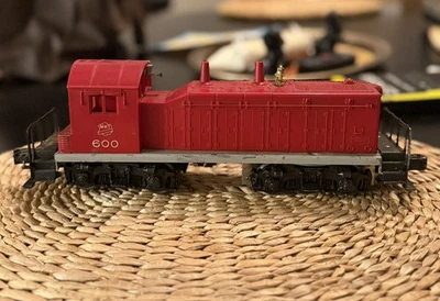 From estate-Lionel O Gauge red diesel switcher #600 MKT - Image 1 of 4