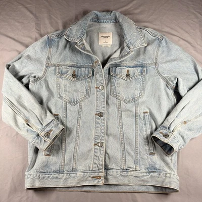 Chaqueta de camionero de mezclilla pequeña de gran tamaño para mujer Abercrombie & Fitch Foto 1 de 4