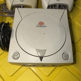 SEGA Dreamcast ConsoleHKT-3020 2 Controllers Power Comes On, Project Justin Game