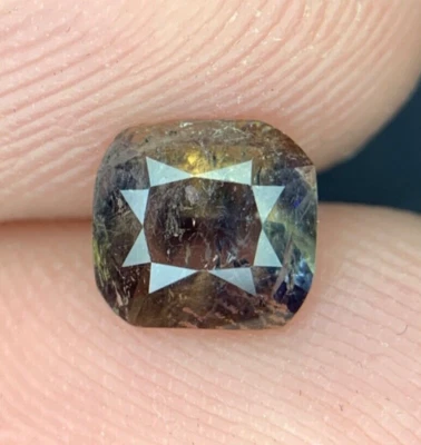 Axinita natural ultra rara con puntos azules sin tratar de 1,05 quilates Foto 1 de 4