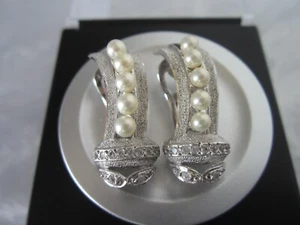 VTG DESIGNER SIGNED MAJORICA FAUX PEARL RHINESTONE SILVER TONE CLIP ON EARRINGS - Picture 1 of 13