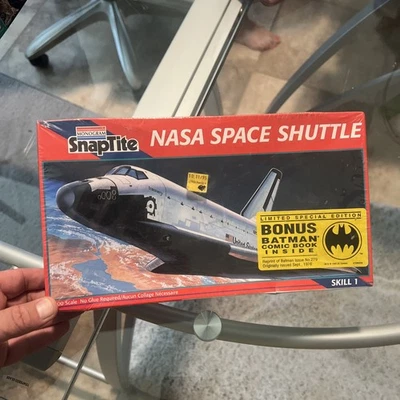 Monogram NASA Space Shuttle Snaptite  w/Bonus Batman Comic Book - Image 1 of 2