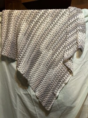 Hecho a mano ganchillo afgano 44” por 50” gris y blanco Foto 1 de 4