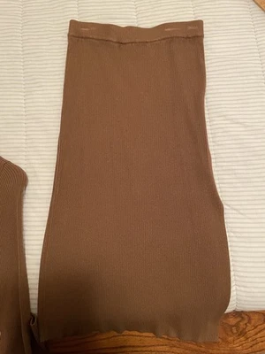 HOUSE OF HARLOW 1960 Conjunto Polo Largo Marrón Falda y Cuello V Elástico Talla Mediana Foto 1 de 4