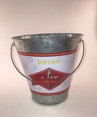Balde galvanizado vintage de Coca-Cola com cabo de madeira vermelho - Imagem 1 de 3