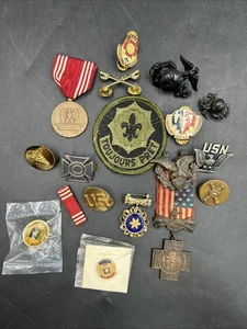 Lot von 16 Vintage Militär Pins und Medaillen, USN Abzeichen, Adler Abzeichen & mehr - Bild 1 von 21