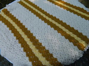 Handgefertigte gehäkelte Babydecke, 36 x 44, neu unbenutzt, gelb und cremeweiß - Bild 1 von 2