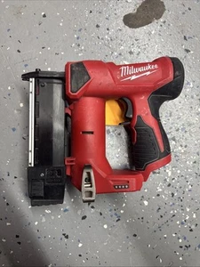 Clavador de pasador inalámbrico calibre 23 Milwaukee 2540-20 M12 (solo herramientas) - Imagen 1 de 2