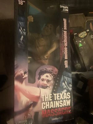 McFarlane Toys The Texas Chainsaw Massacre Leatherface 18 pulgadas con lote de máscara Foto 1 de 4