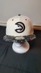 Gorra New Era 9Fifty Atlanta Hawks beige blanco roto floral Snapback NBA ATL $40 - Imagen 1 de 9