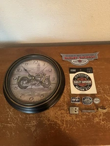 Harley Davidson Motorräder Set - 10" 3D Wanduhr, 6 Pins, Patch und Aufkleber - Bild 1 von 12