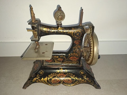 Extremely rare Westfalia or No.7 toy sewing machine by Casige Cover
