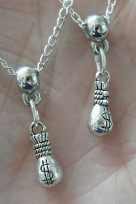 Lote 2 Collares BUENA SUERTE Jugadores Dije de la Suerte Bolsa de Dinero 19.5" Cadena de Plata NUEVO Foto 1 de 4