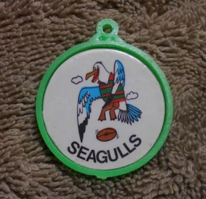 #D636. BRISBANE RUGBY LEAGUE TWISTIES etc PLASTIC BADGE - WYNNUM MANLY SEAGULLS - Picture 1 of 2