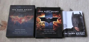 Batman The Dark Knight Trilogy DVD 2012 Batman Begins The Dark Knight and Rises - Foto 1 di 3