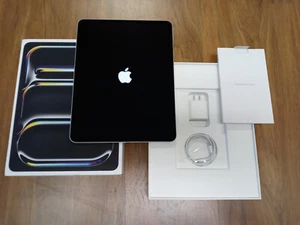 Apple iPad Pro 13-inch (M4 Chip) 2024 OLED WiFi 256GB - Silver (MVX33LL/A) - Picture 1 of 6