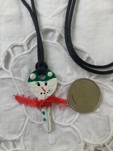 Weihnachtskette Schneemann Anhänger handgefertigt aus kleinem Schlüssel, Weihnachtsgeschenk - Bild 1 von 2