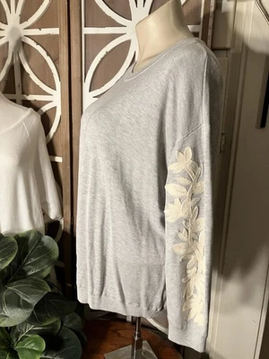 Suéter para mujer SKIES ARE BLUE 2X, mangas florales bordadas, gris blanco, suave Foto 1 de 4