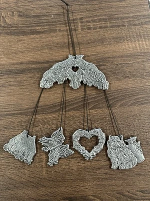 Carillones de viento de peltre Welcome Friends 1992 gato mariposa hogar corazón vintage Carson Foto 1 de 4