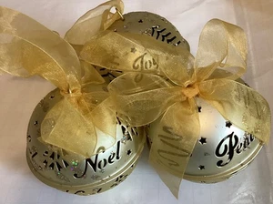Juego de 3 adornos redondos de campana de Navidad "Paz, Noel, Alegría" metal dorado 3" - Imagen 1 de 4
