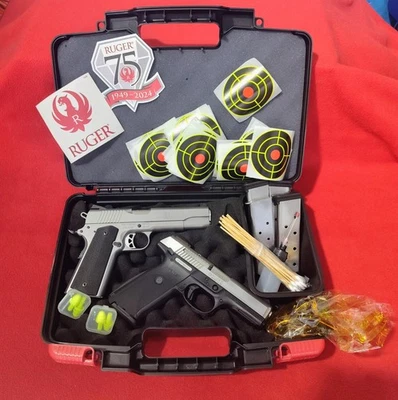 Kit de estuche rígido para pistola Ruger 1911: objetivos, gafas, tapones para los oídos, espuma, engrasador, pegatinas Foto 1 de 4
