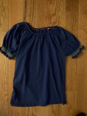 Top BODEN GIRL 8-9Y Azul Raglán Manga Abullonada con Puños Bordados Calados Foto 1 de 4