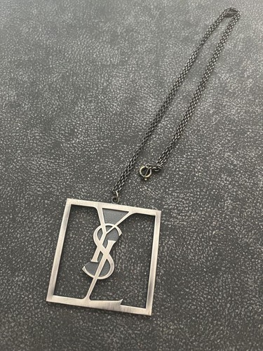 SAINT LAURENT (YSL) Ciondolo Collana Tono Argento Yves Saint Laurent Vintage Quadrato YSL Logo Argento Raro 5×5