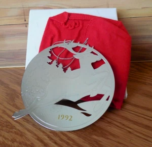 NUEVO 1992 Avon Plateado Adorno con Bolsa Roja "Corriendo a través de la Nieve"" Ciervo - Imagen 1 de 5