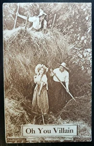 Cartolina antica~ Oh You Villain~ Uomo catturato nella pila di fieno~ Umorismo~ Amore e romanticismo - Foto 1 di 2