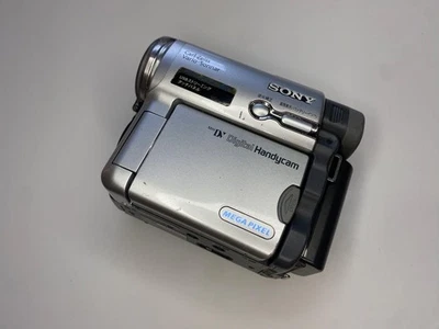 Sony Digital Handycam DCR-TRV33 Carl Zeiss Vario-Sonnar Silver For parts JAPAN - Image 1 of 4