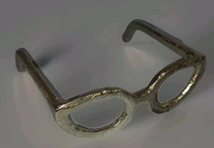 Gafas de ojo de gato retro grandes martilladas plata aluminio escultura decoración del hogar acento - Imagen 1 de 8