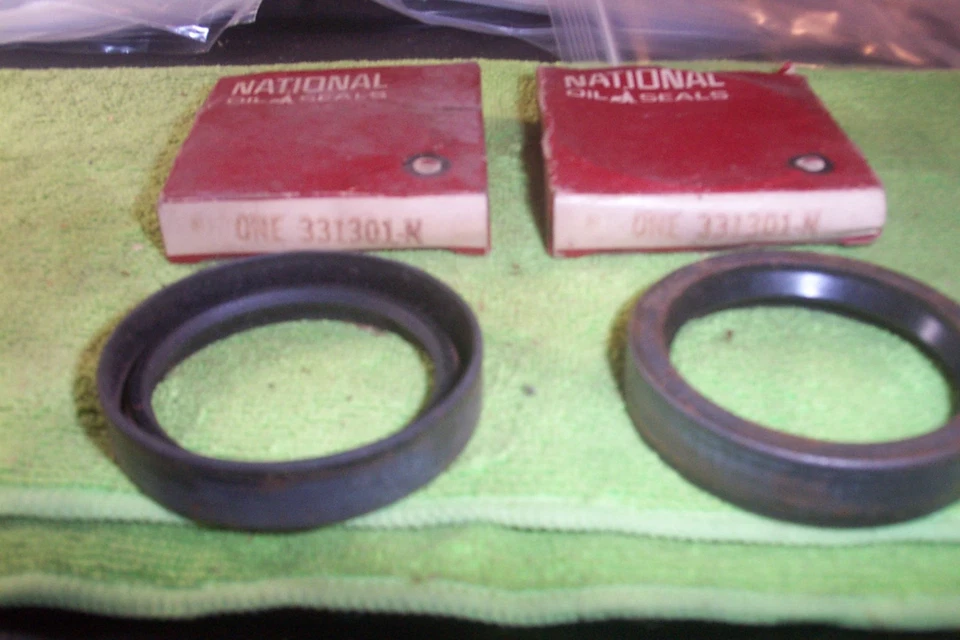 2 个 NORS BUICK 1961 - 66 前轮内密封 #331301N — 第 1/1 张图片