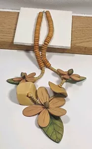 Holz Blumen Halskette handgeschnitzt 3D bewegliche Komponenten Haken Verschluss rosa grün - Bild 1 von 8