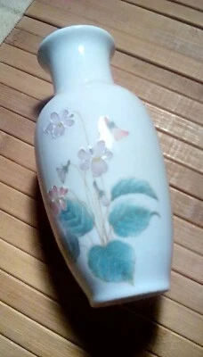 jarrón floral blanco y rosa Foto 1 de 2