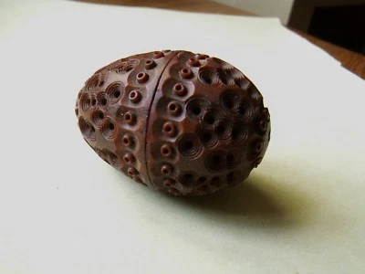 ANCIENNE BOITE SCULPTEE OEUF A CHAPELET EN NOIX DE  COROZO ART POPULAIRE - Photo 1/4