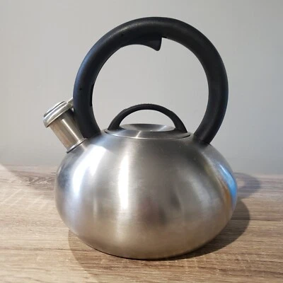 Tetera de acero inoxidable Cuisinart CTK-SS4 Aura plateada 2 cuartos silbatos V#36654 Foto 1 de 4