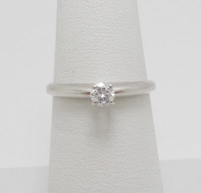 Anillo de compromiso solitario de diamantes redondos naturales de 1/5 quilates de oro blanco de 14 quilates Foto 1 de 4
