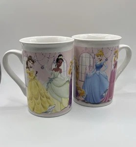 Juego de 2 tazas Princesas Disney nuevas sin usar 2011 Cenicienta Belle Tianna Rapunzel - Imagen 1 de 3