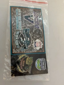 Neu 1998 Florida Marlins Pin limitiert selten 15267 von 20.000 Eröffnungsspiel 25.04.98 - Bild 1 von 2