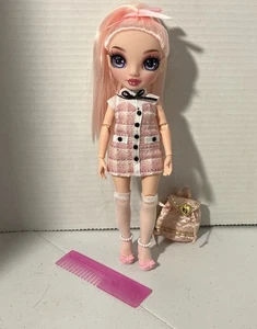 Muñeca de moda Rainbow High Bella Parker, mochila rosa, peine usado en excelente estado - Imagen 1 de 17