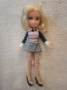 Bratz Sonya - Cloe's big sister World families 2008 With Outfit Missing Glasses - Picture 1 of 10