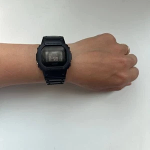 forte ed elegante Casio G-Shock DW-5600BB/3229 ottime condizioni nero - Foto 1 di 8