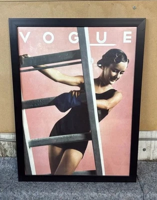 Revista de moda enmarcada impresión mujer en escalera rosa arte de pared decoración 21x28 Foto 1 de 2