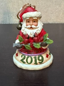 Jim Shore Heartwood Creek Santa 2019 Weihnachtsfigur Ornament 4" #6005372 - Bild 1 von 5