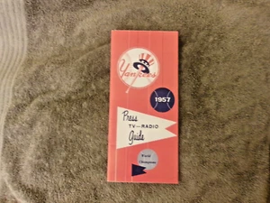 1957 NEW YORK YANKEES MEDIA GUIDE Annuario MICKEY MANTLE 1956 Programma Libro Stampa - Foto 1 di 3